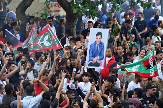 Diyarbakır'daki Amedspor şampiyonluk kutlamalarında taşınan Demirtaş posteri