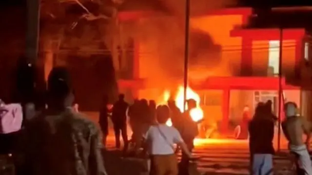 фото из соцсетей: горящее здание, ночь, люди вокруг