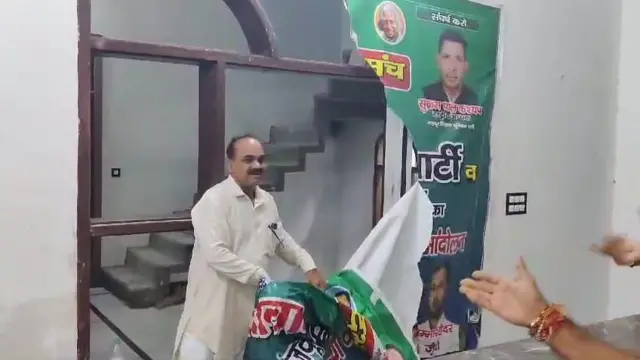 मकान के अंदर लगे आवाम-ए-हिंद एवं मजदूर किसान यूनियन पार्टी के बैनर फाड़ते हुए हिंदूवादी लोग