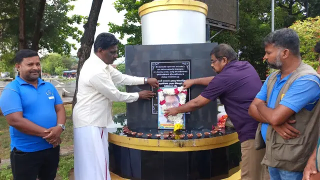 මඩකලපුව ගාන්ධි උද්‍යානයේ මාධ්‍යවේදීන් සිහිකිරීම සදහා තනවා ඇති ස්මාරකය අසල 