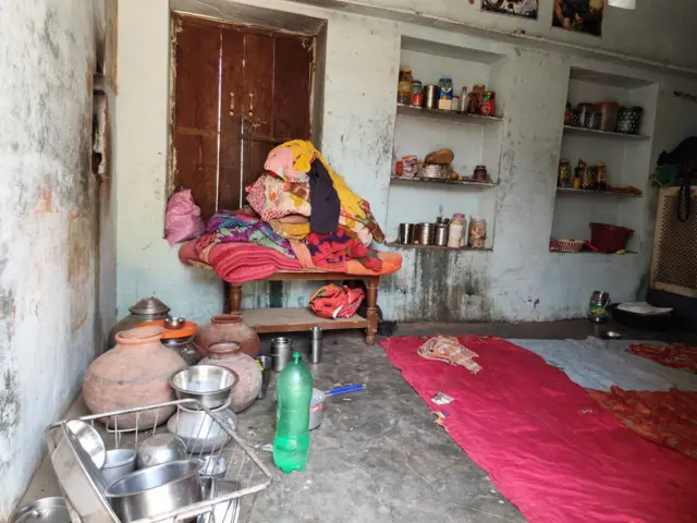 रामेश्वर यांचं घर बघून त्यांची आर्थिक परिस्थिती कळते 