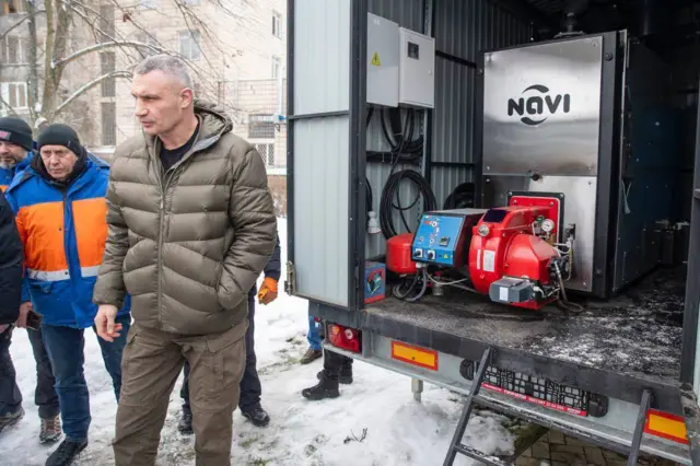 В?тал?й Кличко разом ?з прац?вниками комунальних служб на тл? машини з генератором