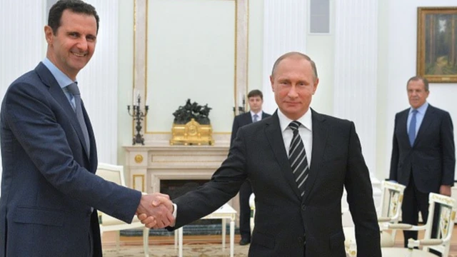 Esad ve Putin el sıkışıyor, arkada Dışişleri Bakanı Lavrov.