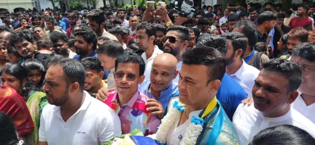 විපක්ෂයේ මූලික අරමුණ විය යුත්තේ රට ඉදිරියට ගෙන යාම සම්බන්ධව තිබෙන වැඩපිළිවෙලට වඩා බලවත් වැඩපිළිවෙලක් ඉදිරිපත් කරමින් කටයුතු කිරිම බව ජ්යෙෂ්ඨ කථිකාචාර්යවරයා අවධාරණය කළේය