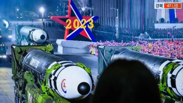 পিয়ংইয়ংয়ে মিসাইল নিয়ে সামরিক কুচকাওয়াজের দৃশ্য।