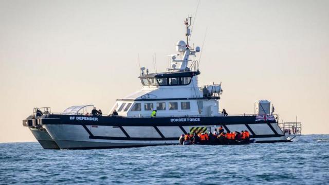 Una lancha de la Guardia Fronteriza británica rescata a unos inmigrantes que viajaban en un bote en el Canal de La Mancha