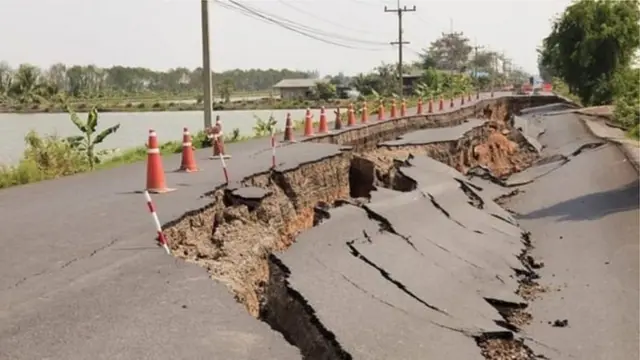 ভূমিকম্পের কারণে সড়ক ভেঙে পড়েছে