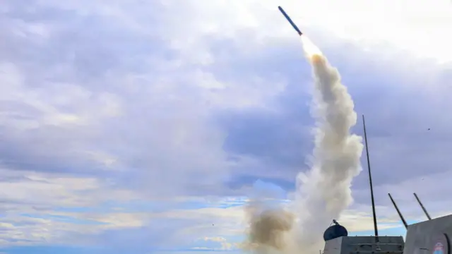 Um míssil Tomahawk é lançado de uma embarcação militar dos EUA no mar