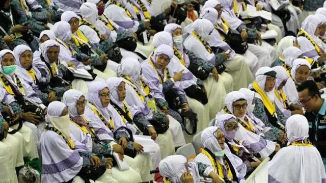 Sejumlah jamaah haji melakukan persiapan sebelum berangkat ke kota suci Mekkah di Asrama Haji Pondok Gede di Jakarta, Indonesia pada 23 Mei 2023.