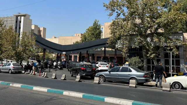 طوابير في محطة وقود بطهران