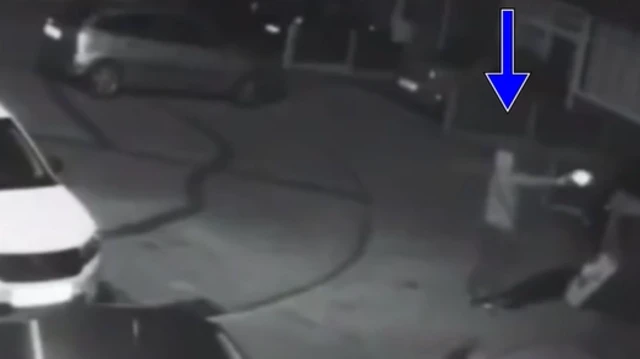 سی سی ٹی وی کیمرے کی فوٹیج میں بیٹروں کو فائر کرتے ہوئے دیکھا جا سکتا ہے