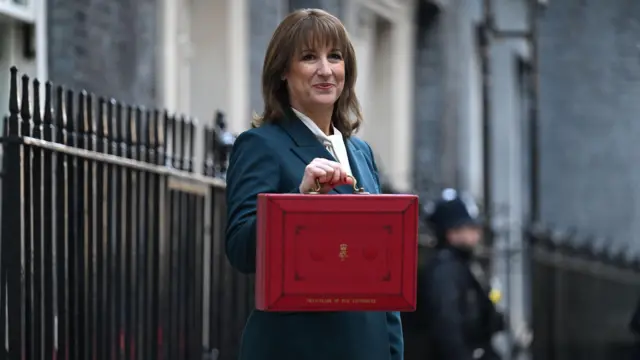 Канцлер Ривз несет в парламент проект бюджета в красном министерском портфеле