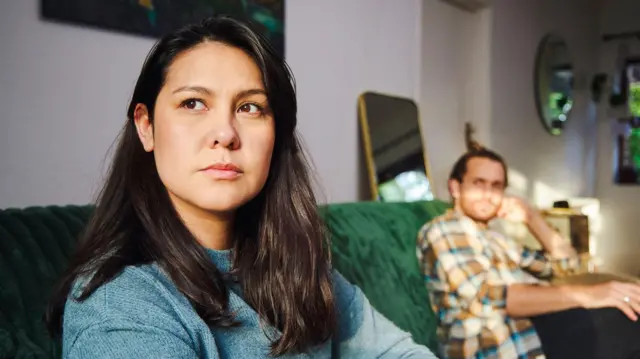 Una pareja sentada en un sillón.