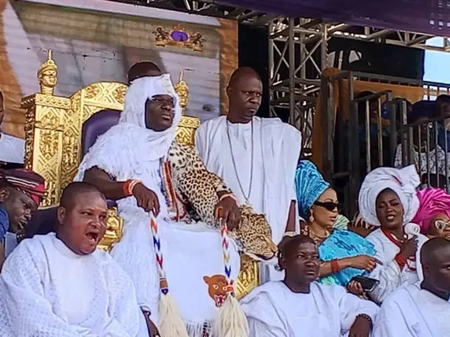 Ooni Ogunwusi jokoo lori itẹ ti awọn ẹṣọ ati ero si jokoo ti i