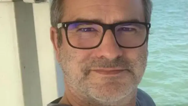 မစ္စတာစာရက်ဒ်ဟာ ပြင်သစ်မှာ အခြေစိုက်တာဖြစ်တဲ့အတွက် ပြင်သစ်ရှေ့နေ မတ်သရူးခွဇတ်က မစ္စတာအစ္စလာမ်အမှုကို ပြင်သစ်မှာတရားစွဲတတင်ခဲ့ပါတယ်