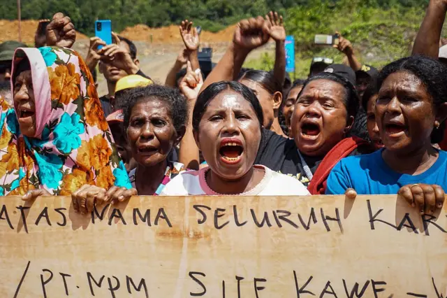 Sekelompok perempuan Papua menolak eksplorasi di tanah mereka di Kabupaten Raja Ampat pada 12 Juni 2025.
