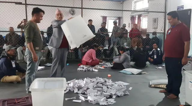 कास्की क्षेत्र नम्बर ३ मा मतगणनाका निम्ति मतपेटिका बाट मतपत्र खन्याउँदै