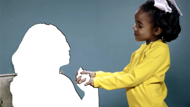 රූපයේ දැක්වෙන්නේ දරුවෙකු තම මවගේ 'හිස් රූපයක්' දෙස බලා අත් අල්ලාගෙන සිටින ආකාරයයි