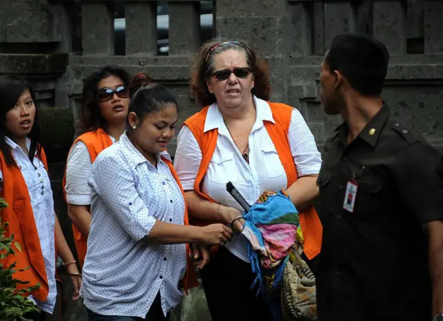 Lindsay June Sandiford (kedua dari kanan) tiba di Pengadilan Negeri (PN) Denpasar, 7 Januari 2013.