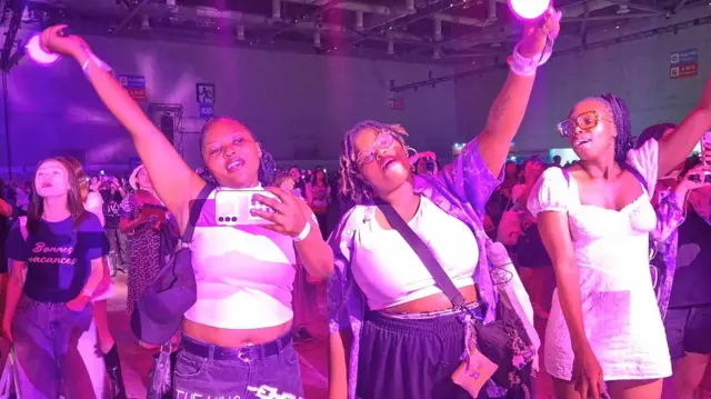 남아공에서 온 BTS 아미들. 왼쪽부터 아산다, 심탄딜레, 부요