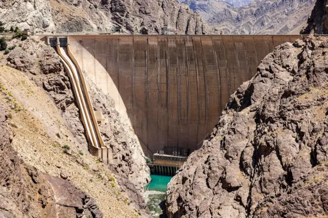 د ډبرو په منځ کې د اوبو د ټیټې کچې سره یوه زیرمه لیدل کیدای شي، د امیر کبیر د بند دیوال د اوبو له کچې لوړ دی. 