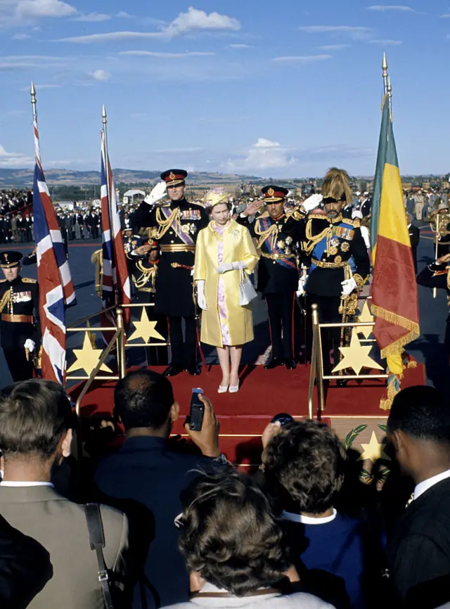 Giiftiin Elizaabet II Itoophiyaa daawwachuuf waggoota 57 dura ALA bara 1965 Finfinnee buufata xiyyaaraatti simannaan yeroo isaaniif taasifame