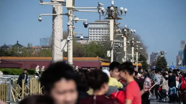 आता तियानानमेन चौकात पर्यटक आणि त्यांच्यावर नजर ठेवणारे कॅमेरे दिसतात.