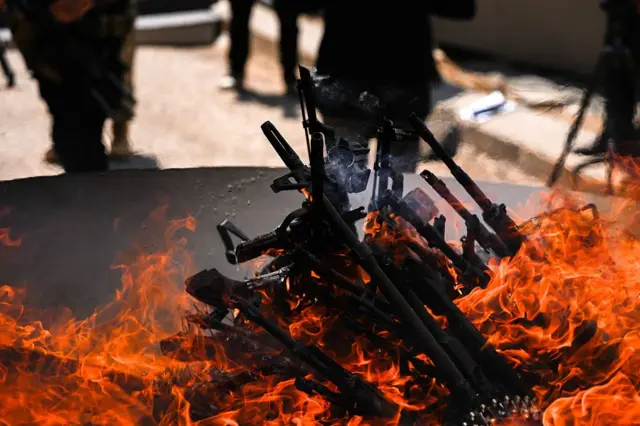 Varios fusiles en llamas en una caldera.