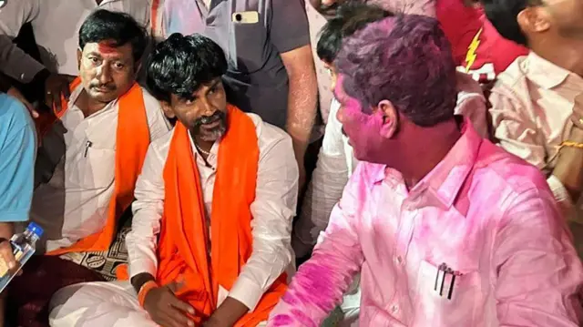 पंकजा मुंडेंना हरवून जायंट किलर ठरलेल्या बजरंग सोनवणेंनी विजयानंतर मनोज जरांगे पाटील यांची भेट घेतली 