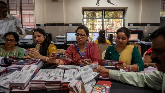 মুম্বাইতে নির্বাচন কমিশনের কর্মীরা ভোটের প্রস্তুতি নিয়ে ব্যস্ত