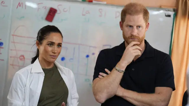 Герцог и герцогиня Сассекские слушают урок музыки во время посещения молодежного центра QuestScope в лагере беженцев Заатари, где проживают перемещенные сирийцы, недалеко от Мафрак в северной части Иордании. Среда, 25 февраля 2026 года.