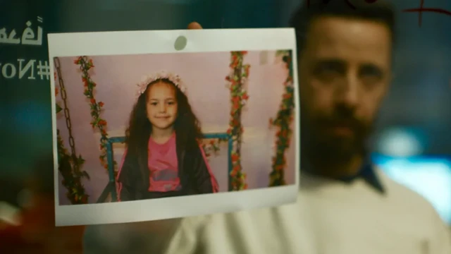 فلم میں دکھایا گیا ہے کہ خوف زدہ ہند رجب امدادی تنظیم ریڈ کریسنٹ کے رضاکاروں کو فون کرکے مدد کی اپیل کرتی ہے۔