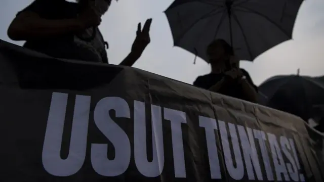 Anggota Jaringan Solidaritas Korban untuk Keadilan (JSKK) melakukan Aksi Kamisan ke-774 di seberang Istana Merdeka, Jakarta, Kamis (25/5/2023).