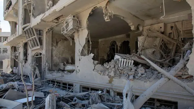 نمایی از آسیب به یک ساختمان بر اثر حمله هوایی تهران، ۳۰ مارس ۲۰۲۶