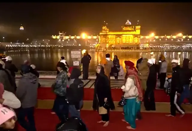 ਨਵੇਂ ਸਾਲ 2025 ਦੇ ਪਹਿਲੇ ਦਿਨ ਅੰਮ੍ਰਿਤਸਰ ਦਰਬਾਰ ਸਾਹਿਬ ਦੇ ਦਰਸ਼ਨ ਕਰਦੇ ਸ਼ਰਧਾਲੂ 