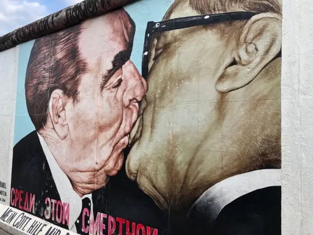 berlinski zid, brežnjev i Erih Honeker