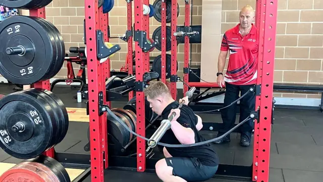 사이먼 로치 코치의 감독하에 훈련하는 블레딘