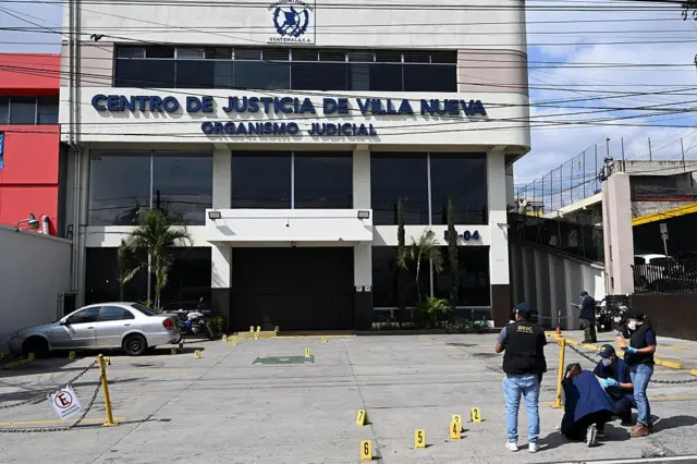 Fiscales del Ministerio Público recogen pruebas en el lugar del crimen donde un agente de policía fue asesinado por presuntos miembros de una pandilla en el barrio Castañas de Villa Nueva, Guatemala, el 18 de enero de 2025.