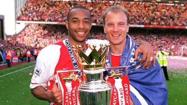 تیری آنری، دنیس برکمپ، هم‌تیمی‌اش در آرسنال، را «رویای یک مهاجم» خواند