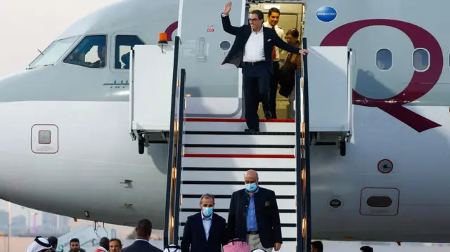 شهروندان آمریکایی - ایرانی، سیامک نمازی (وسط-بالا)، عماد شرقی (پایین-چپ) و مراد طاهباز (پایین-راست) پس از ورود به فرودگاه بین المللی دوحه در ۱۸ سپتامبر ۲۰۲۳ از یک جت قطری پیاده می شوند