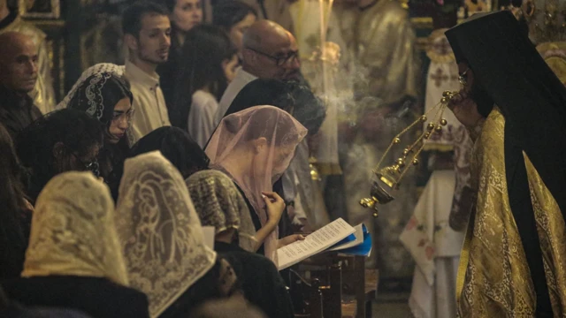 Umat Kristen menghadiri Misa Jumat Agung di Gereja Ortodoks Yunani St. Porphyrios di Kota Gaza, 18 April 2025.