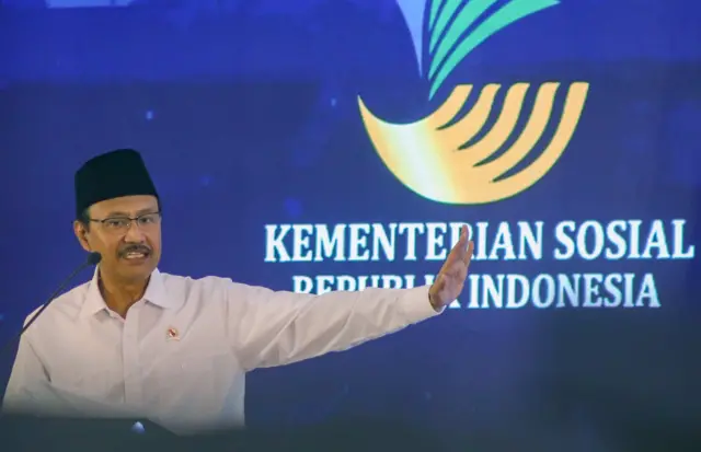 Menteri Sosial Saifullah Yusuf memberikan sambutan dalam acara Graduasi KPM PKH (Keluarga Penerima Manfaat) (Program Keluarga Harapan) di Pusdiklatbangprof Kemensos, Jakarta, Senin (8/12/2025). Kementerian Sosial (Kemensos) mewisuda 133 Keluarga Penerima Manfaat (KPM) Program Keluarga Harapan (PKH), para wisudawan tidak lagi menerima bansos nantinya akan beralih ke program-program pemberdayaan, seperti bantuan modal, bantuan usaha, bantuan bahan baku dan pelatihan-pelatihan yang diharapkan meningkatkan kemampuan usaha. 