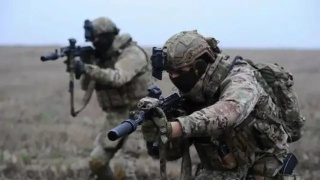 Двоє українських солдатів з автоматами йдуть в атаку. Архівне фото