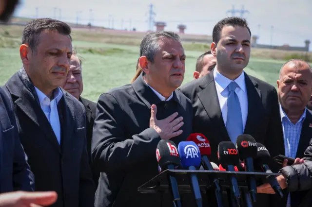CHP İstanbul İl Başkanı Özgür Çelik (solda), CHP Genel Başkanı Özgür Özel ve CHP Gençlik Kolları Başkanı Cem Aydın (sağda) duruşma sonrasında basın toplantısında görünüyor
