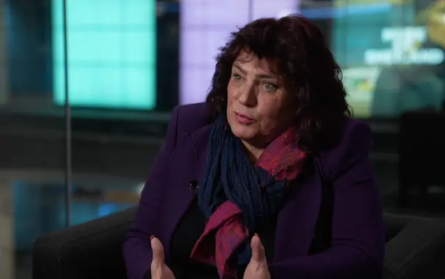 سپیده چکاوک در حال گفت‌وگو