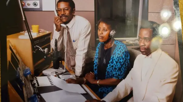 Abamenyeshamakuru batanguje BBC Gahuzamiryango: Ally Yusufu Mugenzi (i Bubamfu), Faith Nindeba (hagati) na Karenga Ramadhan (i Buryo) 