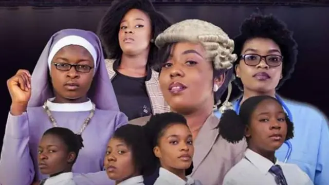 Affiche composite pour Girls 2 Ladies montrant quatre écolières et, au-dessus d'elles, des femmes - l'une habillée en religieuse et l'autre portant une perruque d'avocate.
