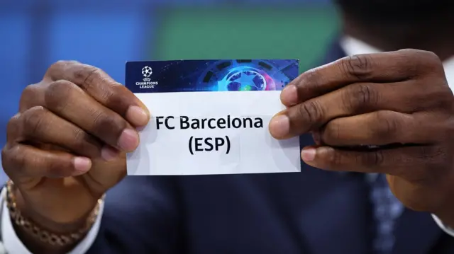 ورقة قرعة عليها كلمة برشلونة