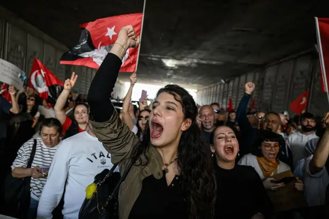 Katılanlar arasında gençlerin ve kadınların yoğunluğu dikkat çekiciydi.