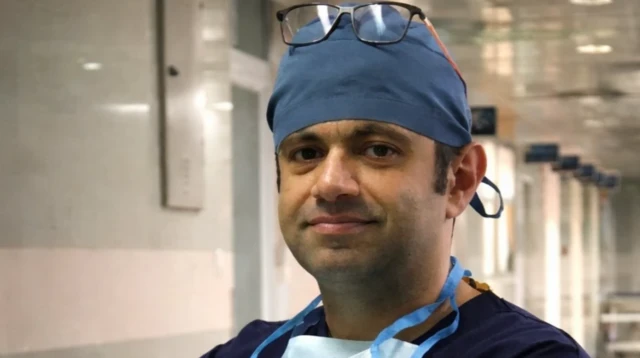 عکس دکتر گلچین با لباس آبی رنگ اتاق عمل